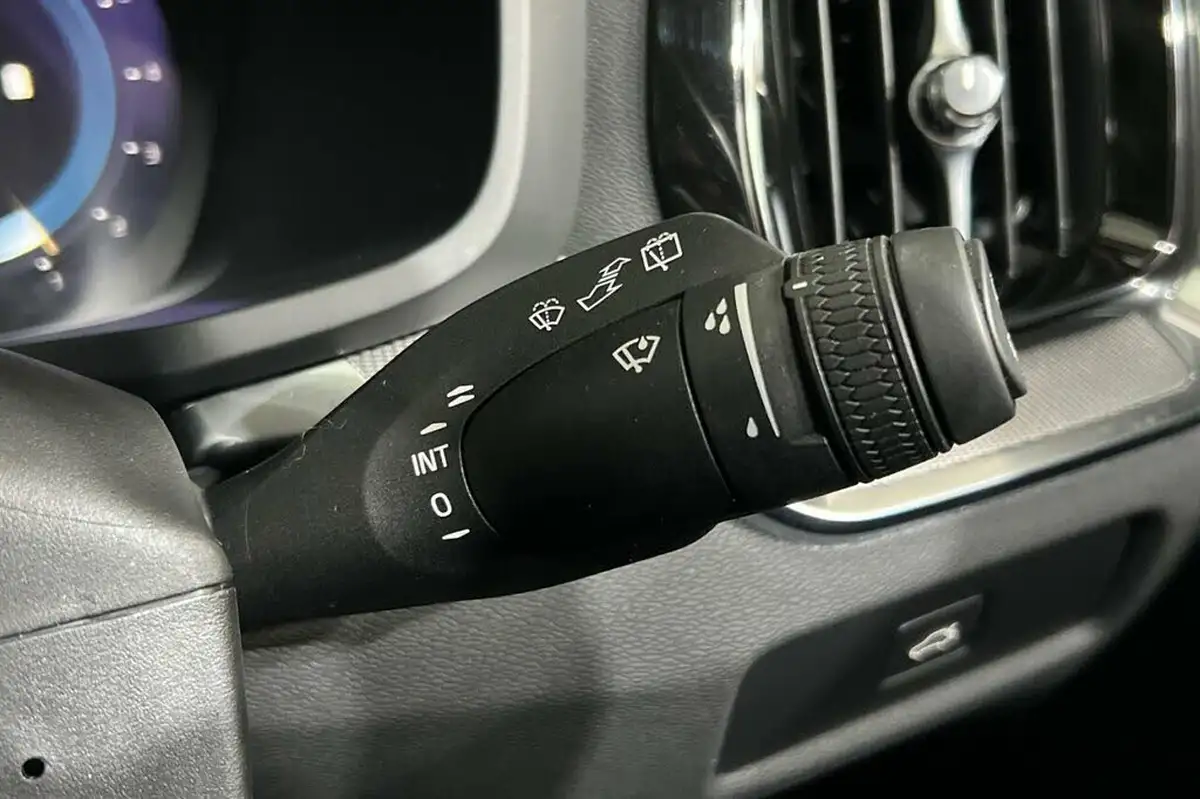 2022-volvo-v60-20-b3-plus-station-wagon-big-23