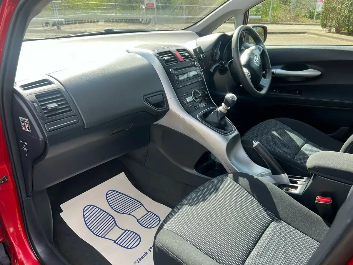 2010-toyota-auris-133-vvt-i-tr-5d-big-10