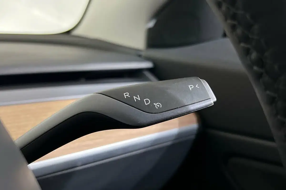2020-tesla-model-3-e-long-range-big-24