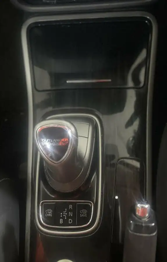 2015-mitsubishi-outlander-20-gx4h-phev-big-31