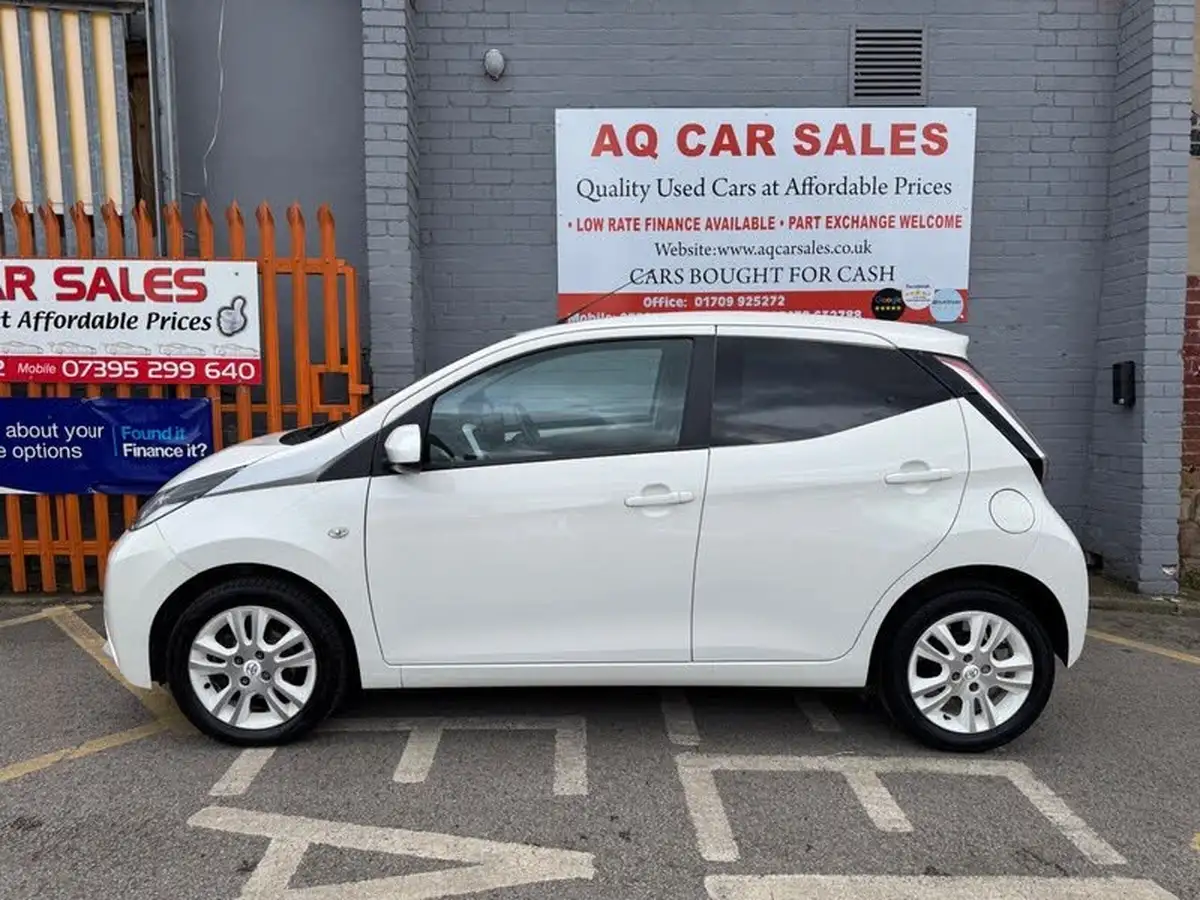 2016-toyota-aygo-10-vvt-i-x-pure-x-nav-5d-big-3