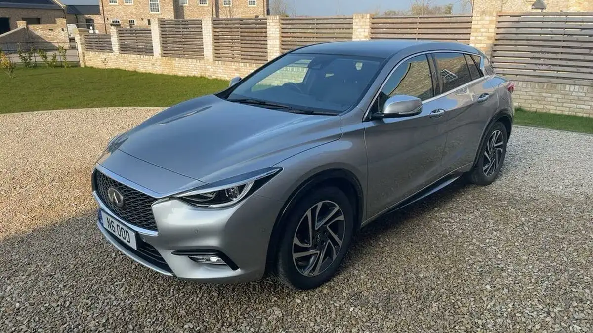 2018-infiniti-q30-16-luxe-122ps-city-black-big-1