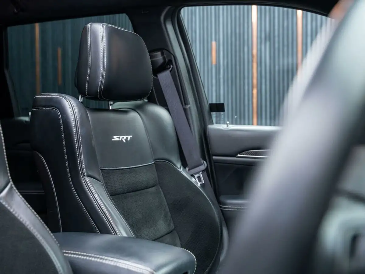 2017-jeep-grand-cherokee-64-hemi-srt-big-17