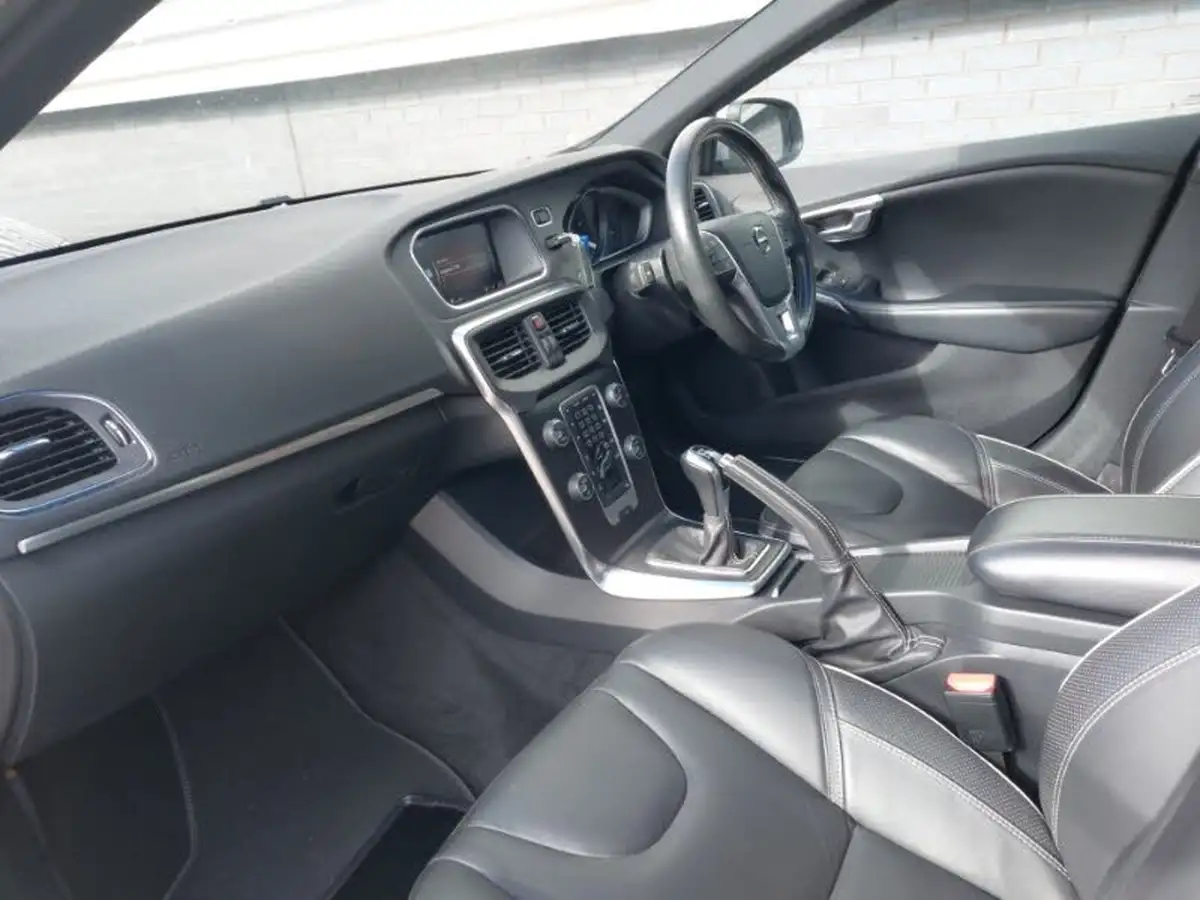 2019-volvo-v40-20-t2-r-design-pro-big-4