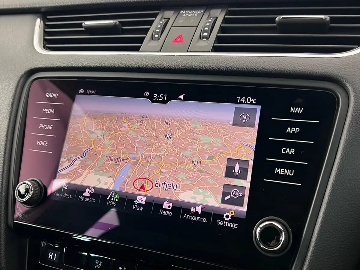2017-skoda-octavia-20tdi-vrs-estate-dsg-big-30