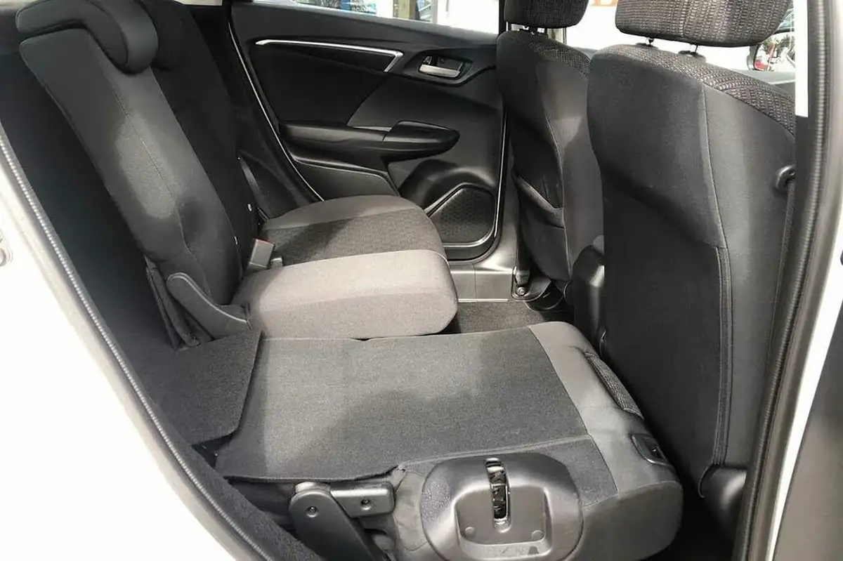 2018-honda-jazz-13-i-vtec-se-cvt-big-25