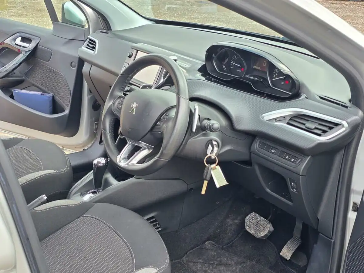 2016-peugeot-208-12-puretech-active-82bhp-ss-5d-etg5-big-18