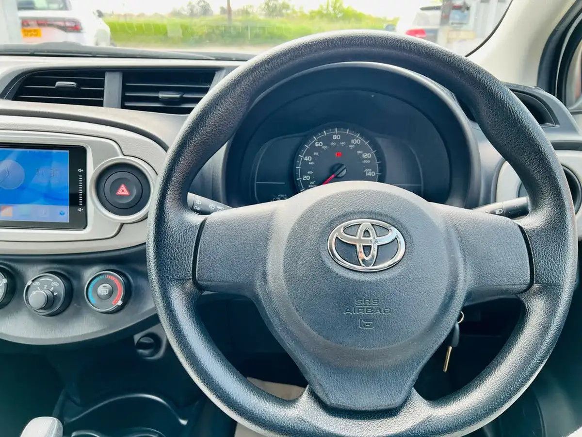 2015-toyota-yaris-big-17