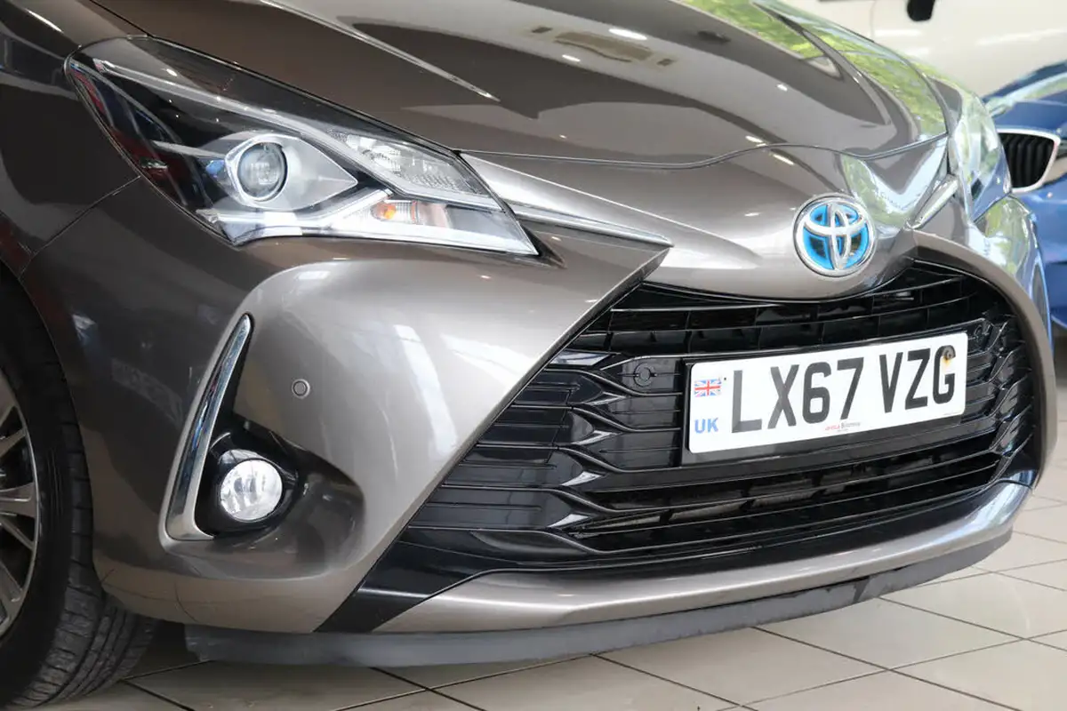 2017-toyota-yaris-15-vvt-i-icon-tech-98bhp-hybrid-1497cc-e-cvt-big-64