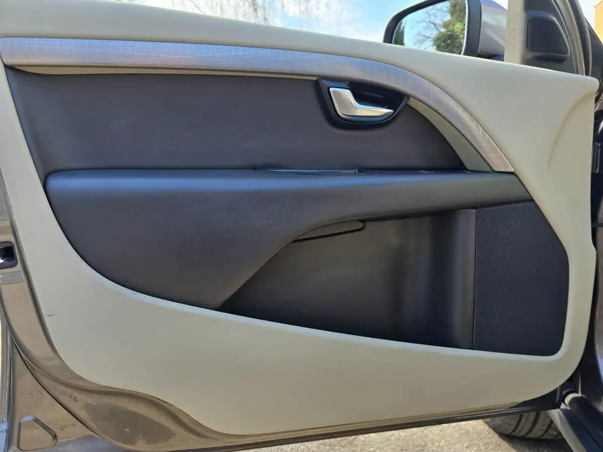 2011-volvo-xc70-30-t6-se-big-51