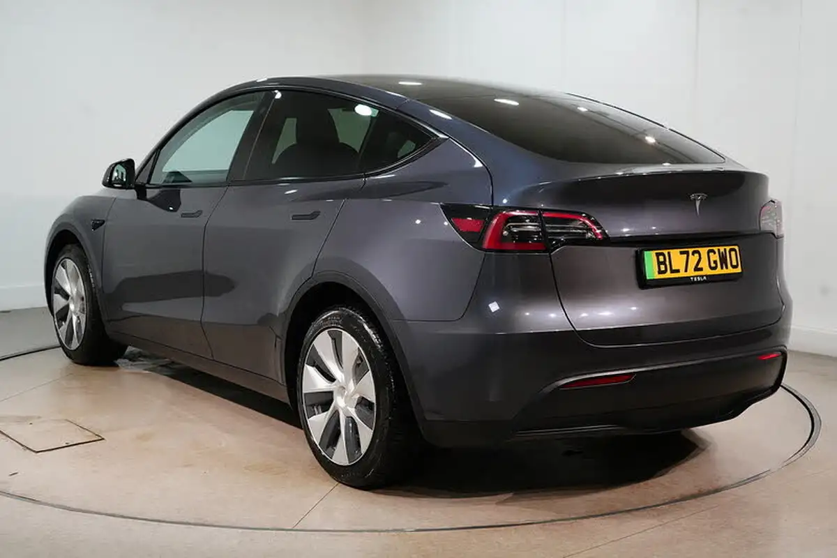 2022-tesla-model-y-e-long-range-big-9