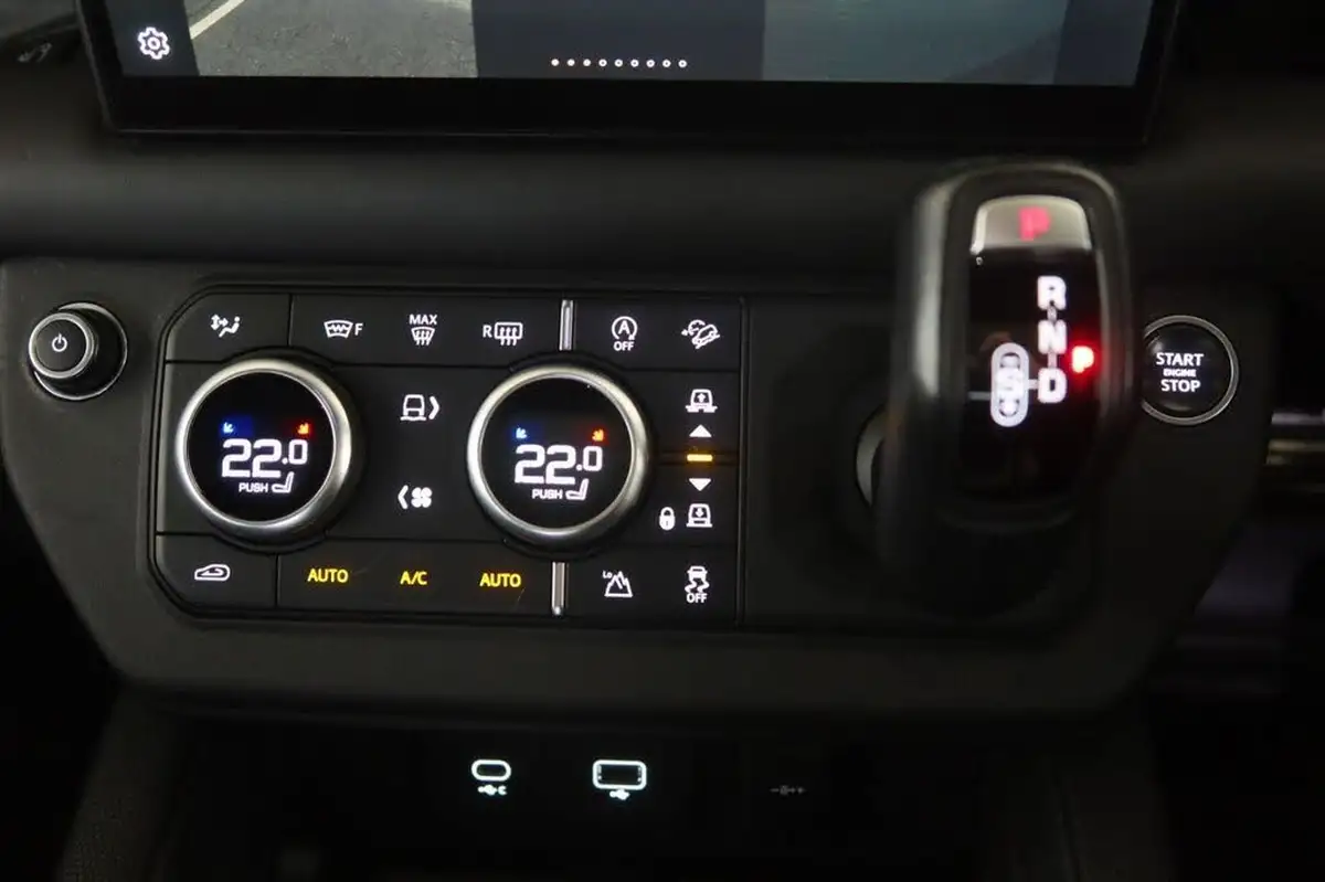 2022-land-rover-110-defender-50-p525-v8-big-14
