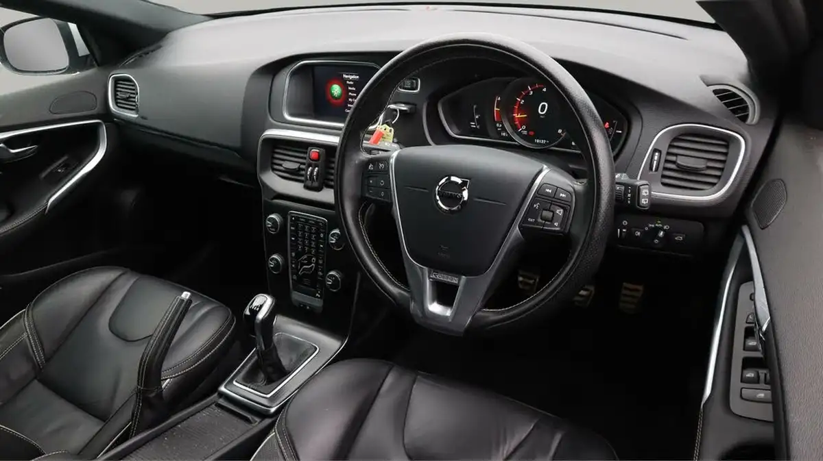 2019-volvo-v40-20-t2-r-design-edition-big-10