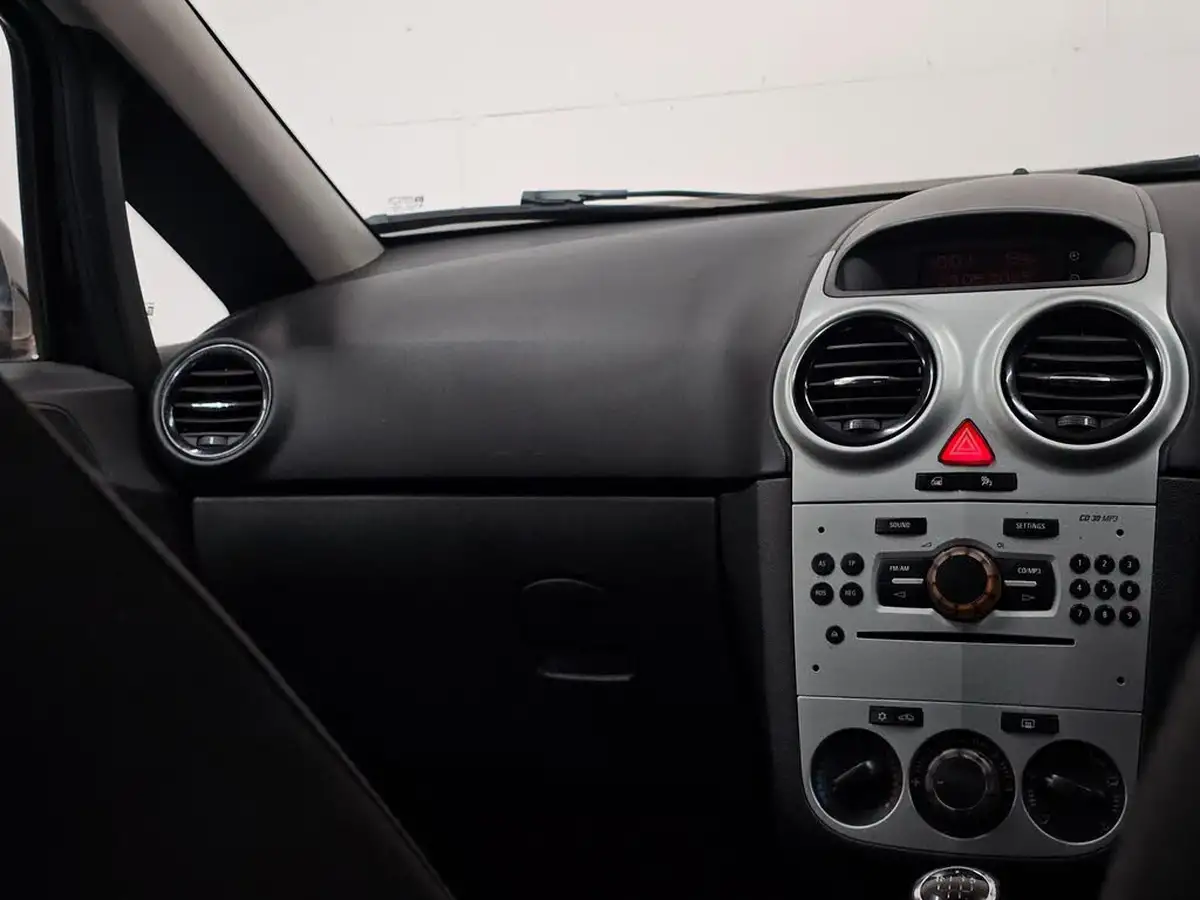 2010-vauxhall-corsa-12-sxi-85ps-ac-5d-big-26