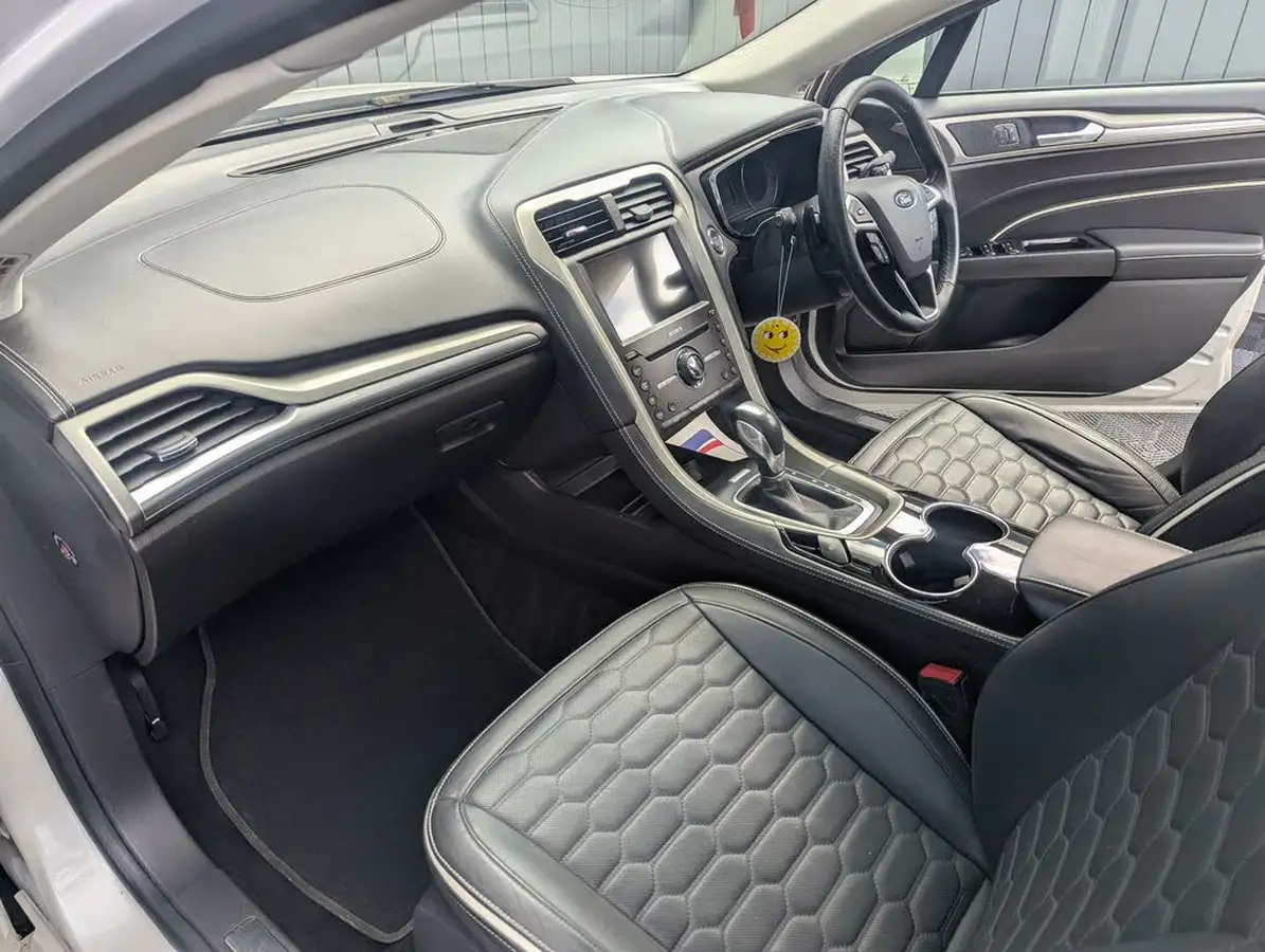 2017-ford-mondeo-20t-vignale-estate-5d-big-31