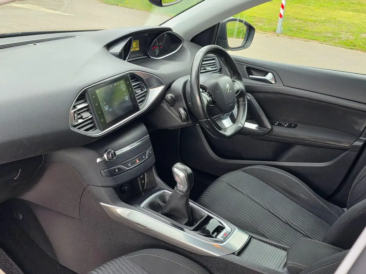 2014-peugeot-308-16hdi-active-big-10