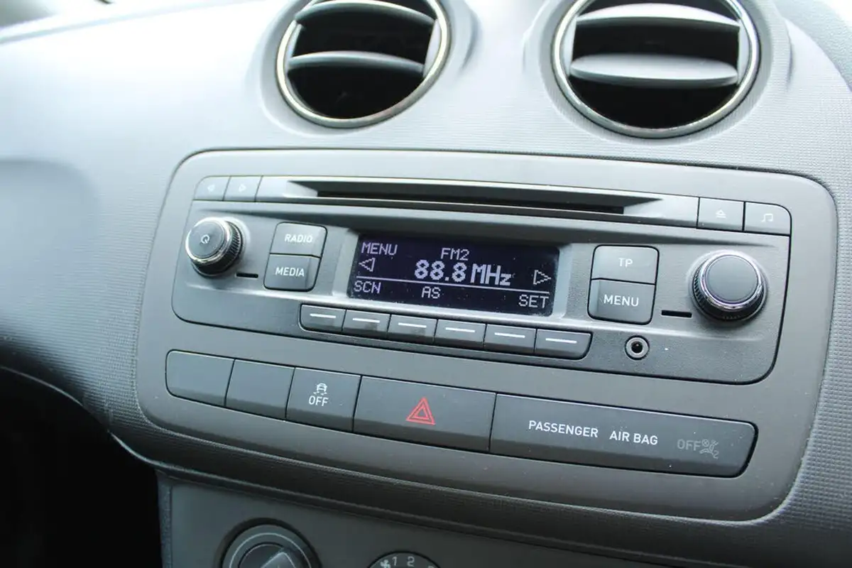 2015-seat-ibiza-14-toca-hatchback-5d-big-14