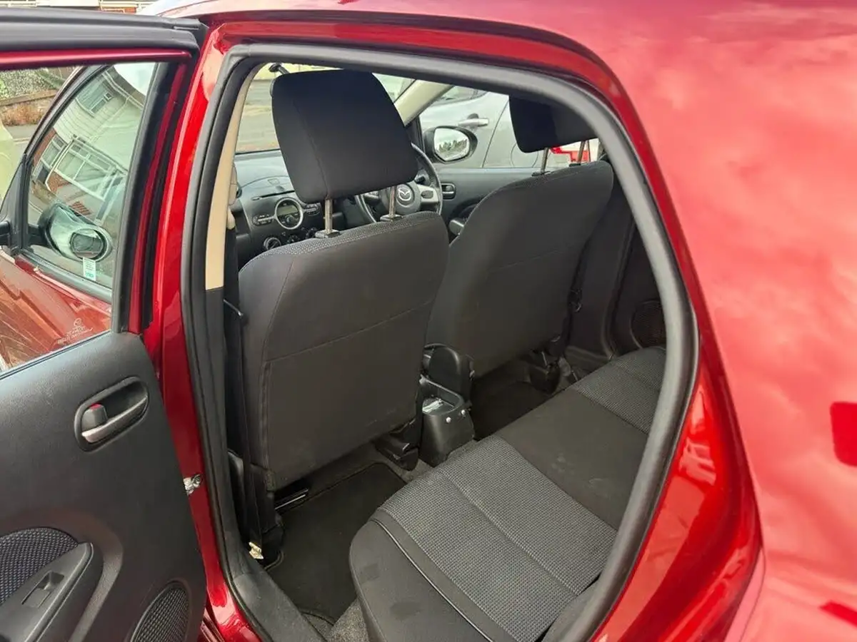 2010-mazda-mazda2-13-takuya-big-10