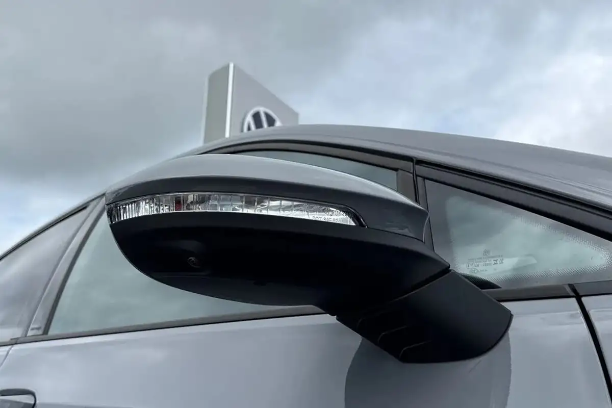 2025-volkswagen-golf-15-etsi-r-line-hatchback-big-23