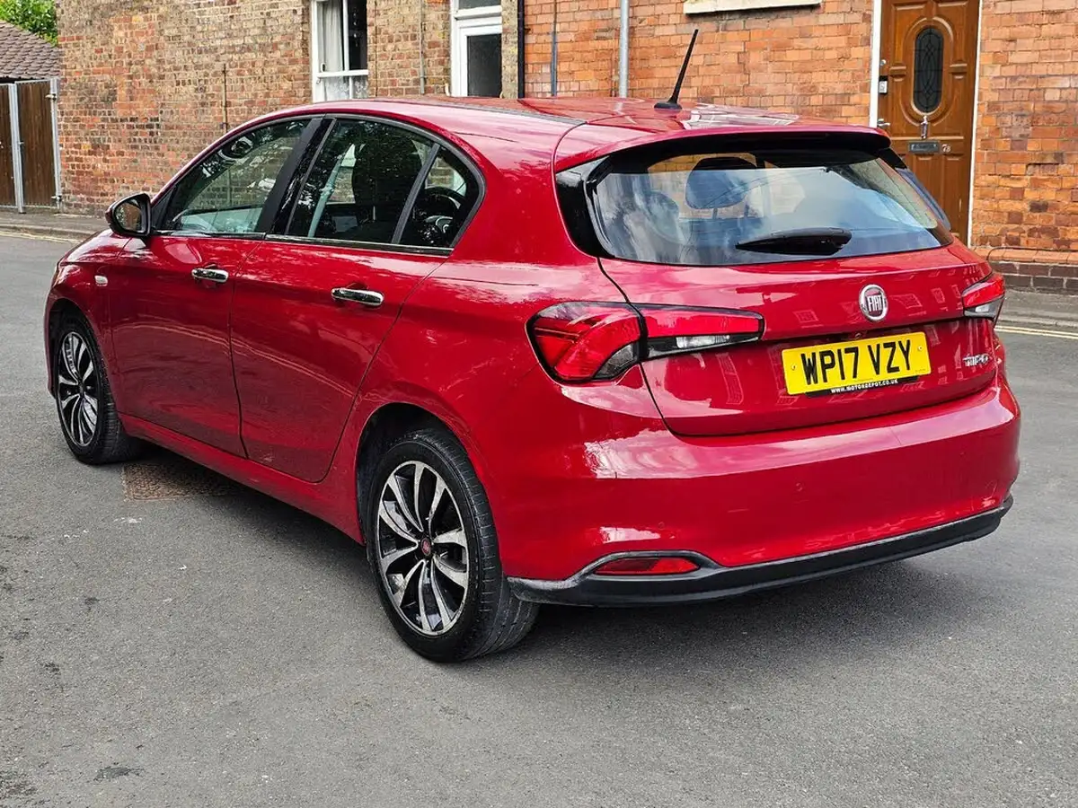 2017-fiat-tipo-14-lounge-hatchback-big-3