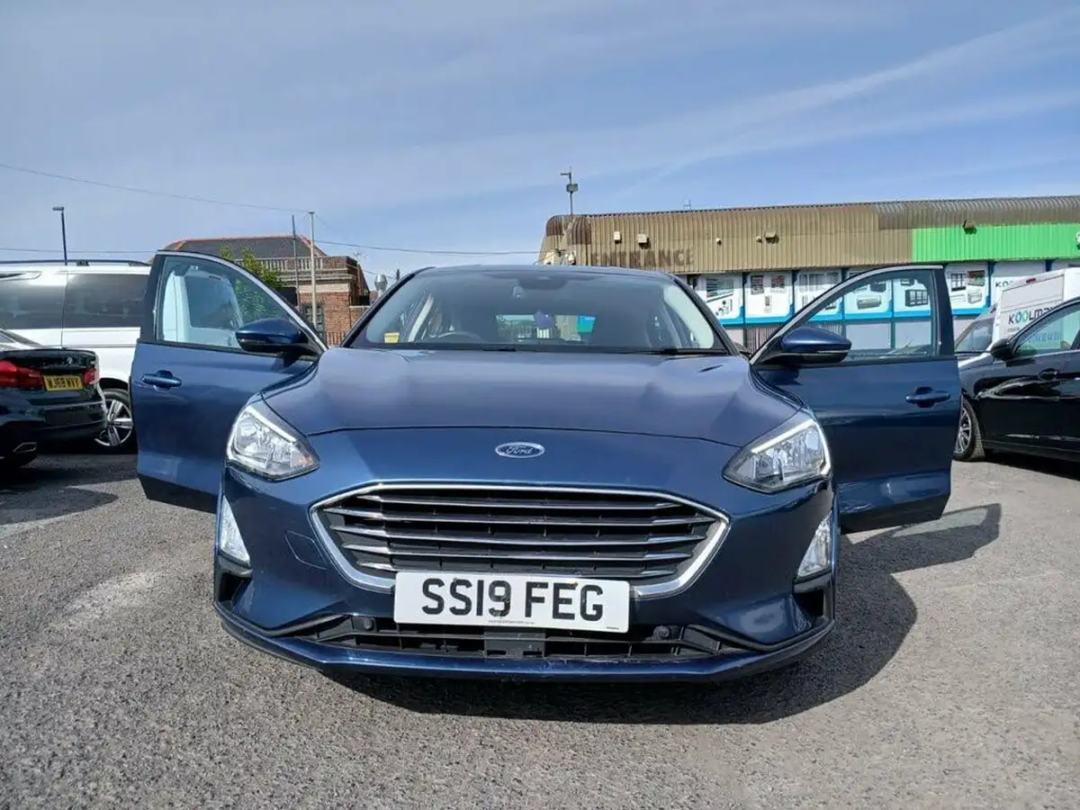 2019-ford-focus-10t-titanium-hatchback-big-2