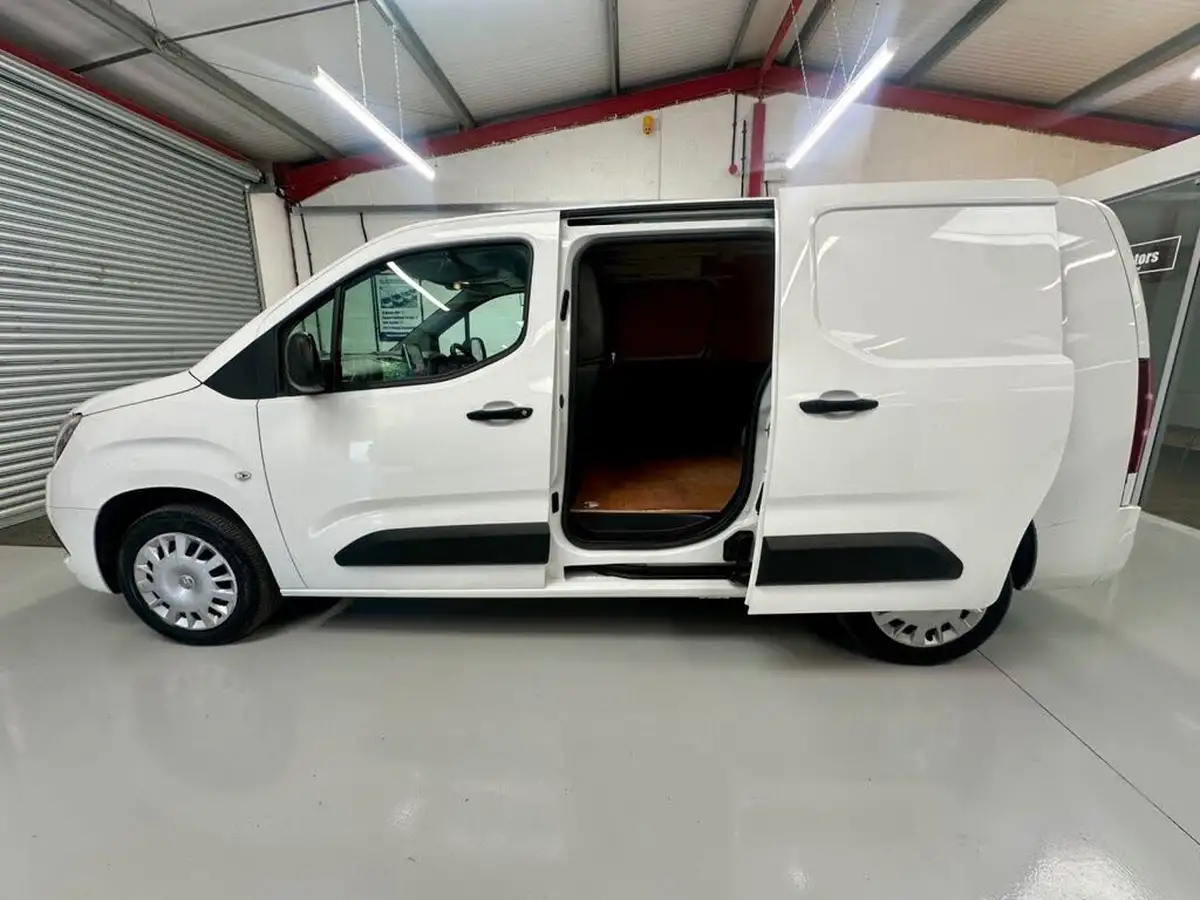 2022-vauxhall-combo-15cdti-sportive-2300-100pseu6dt-l2h1-big-3