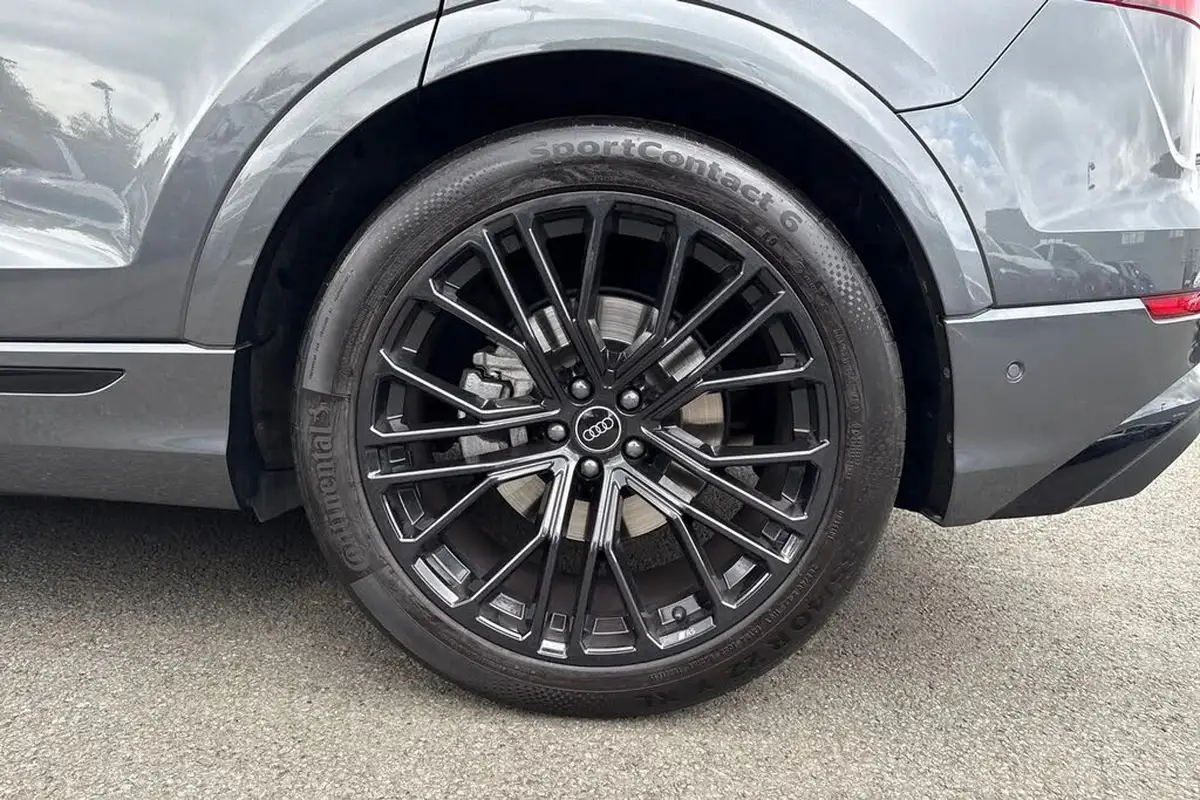 2024-audi-q8-30-55-tfsi-launch-edition-big-12