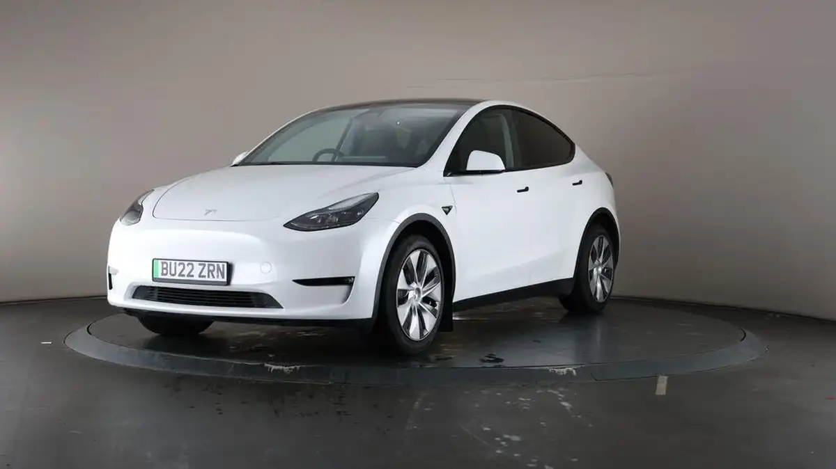 2022-tesla-model-y-e-long-range-big-45