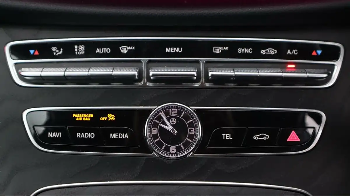 2019-mercedes-benz-e-class-20-e200-amg-line-saloon-4d-big-10