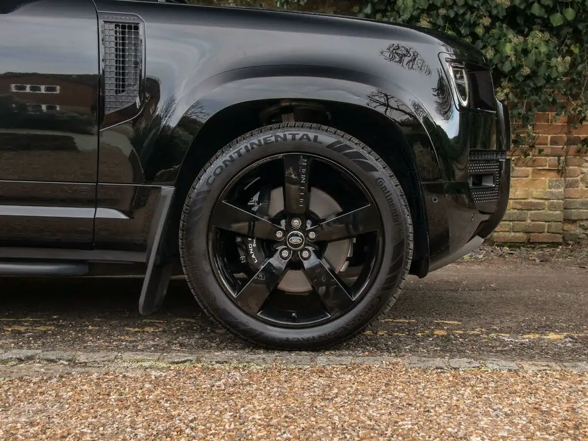 2022-land-rover-90-defender-50-p525-v8-big-12