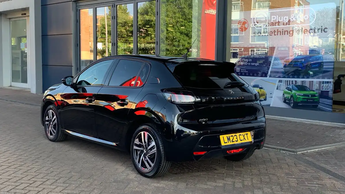 2023-peugeot-208-12-puretech-allure-premium-100ps-eat8-big-4