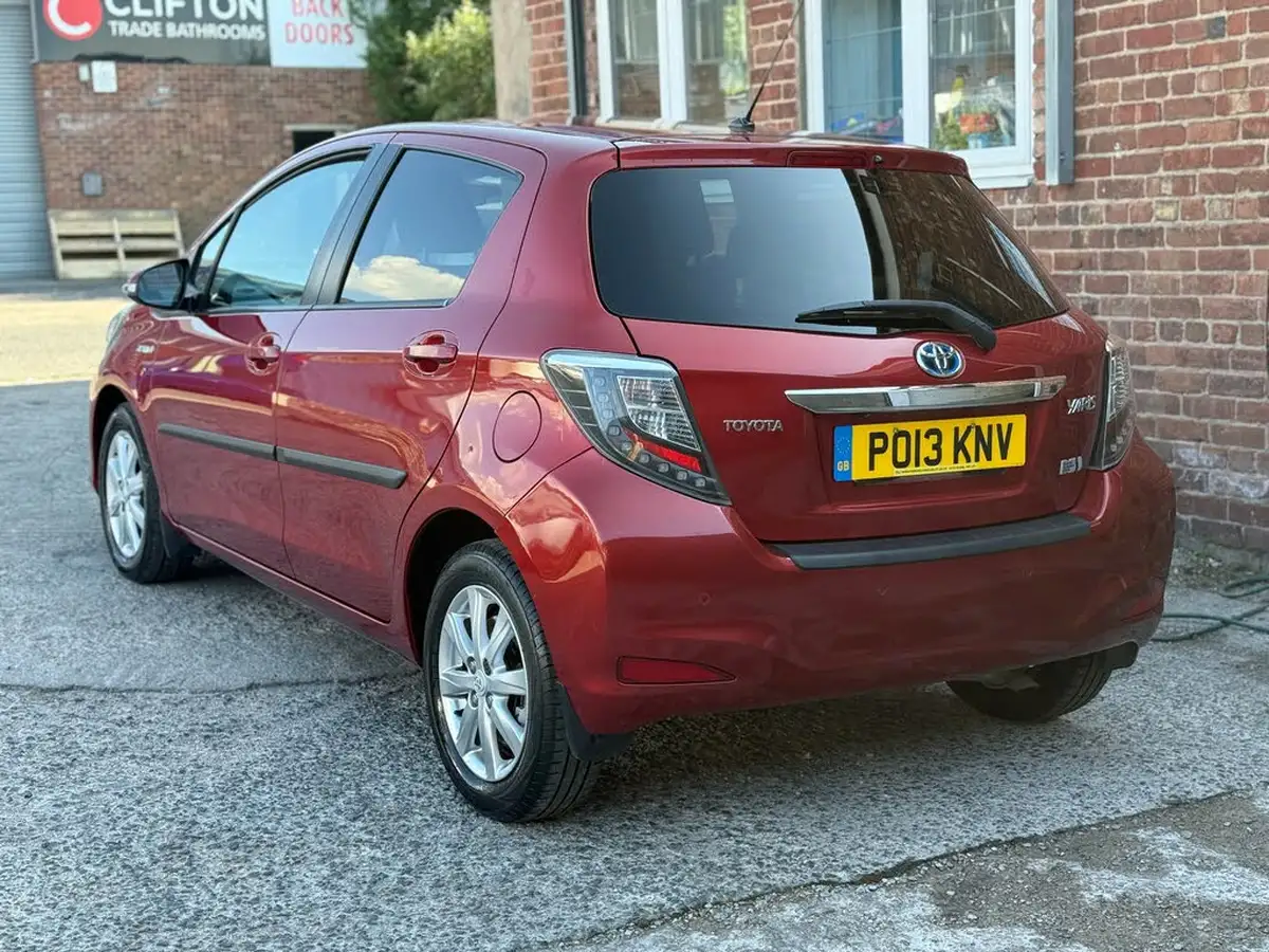 2013-toyota-yaris-15-vvt-i-t4-big-6