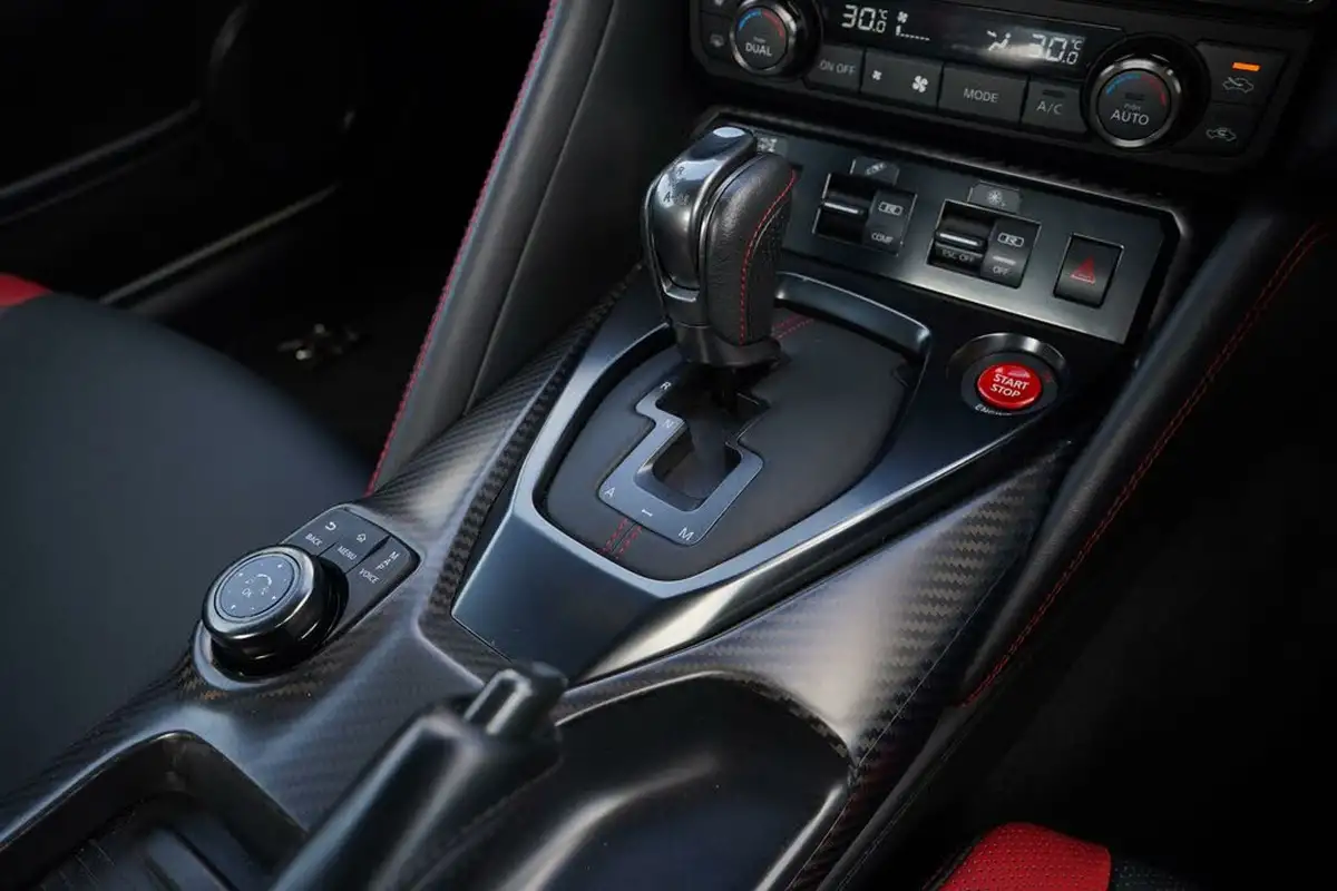 2017-nissan-gt-r-38-recaro-big-16