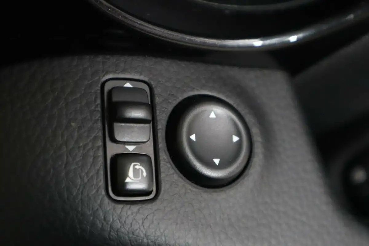 2014-nissan-qashqai-16dci-tekna-4x4-big-43