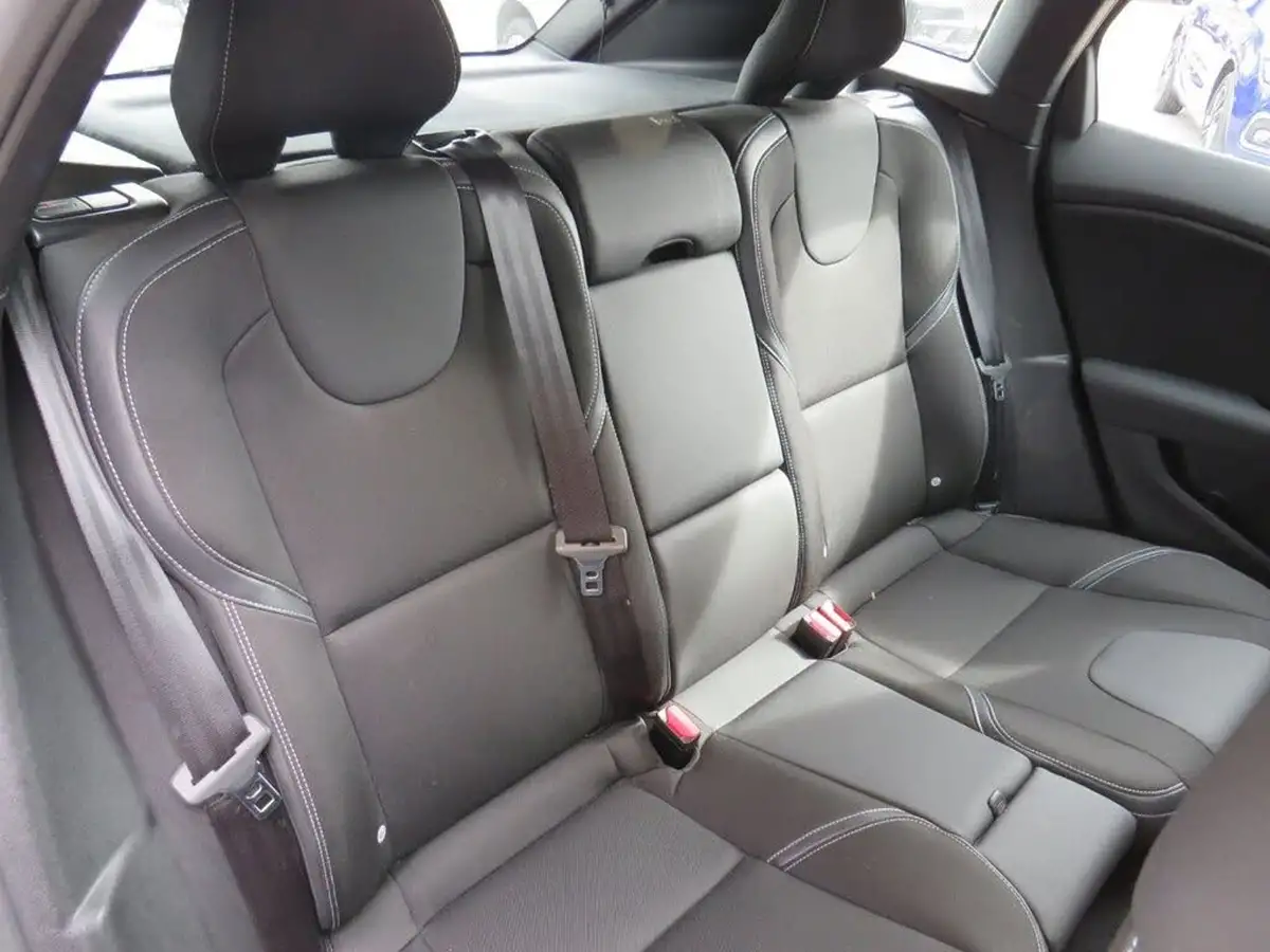 2018-volvo-v40-20-t2-momentum-big-11