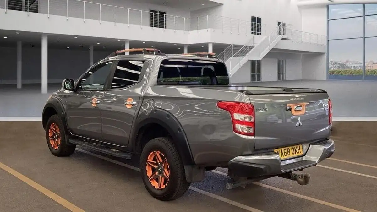 2018-mitsubishi-l200-24di-d-barbarian-spv-ii-big-2