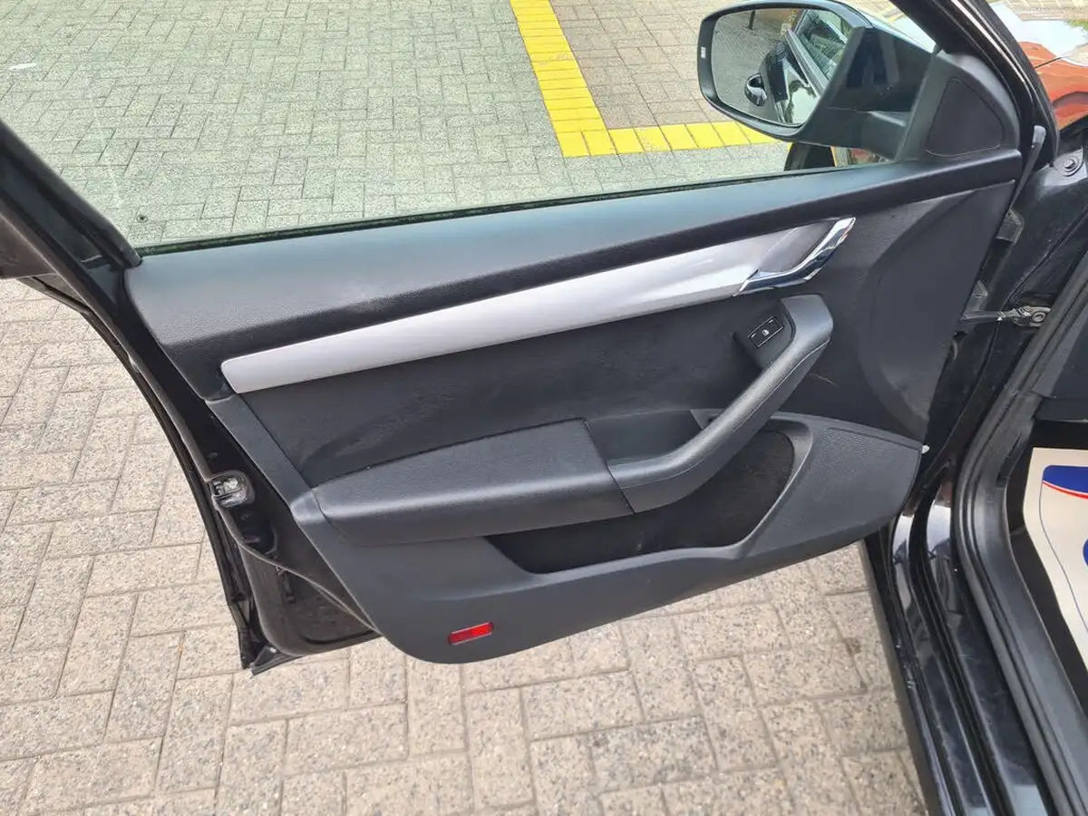 2016-skoda-octavia-20tdi-se-l-estate-big-45