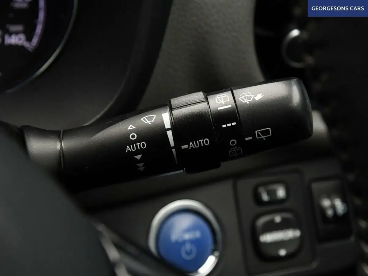 2020-toyota-yaris-15-vvt-i-icon-98bhp-hybrid-1497cc-e-cvt-big-32
