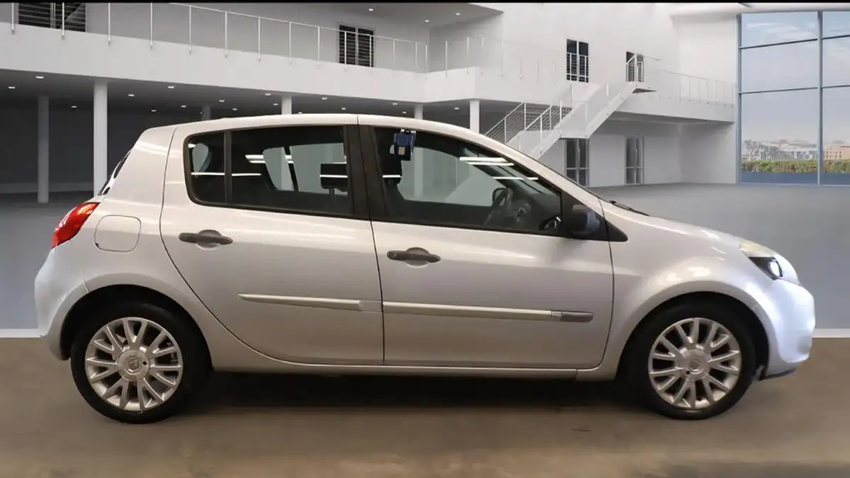 2010-renault-clio-12-dynamique-16v-100-hatchback-5d-big-4
