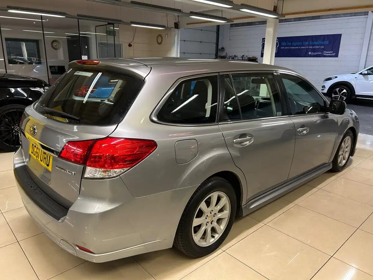 2011-subaru-legacy-20-es-lineartronic-big-6
