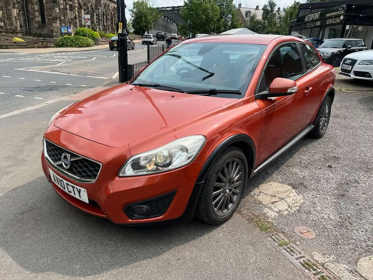 2010-volvo-c30-20td-se-hatchback-3d-powershift-big-0
