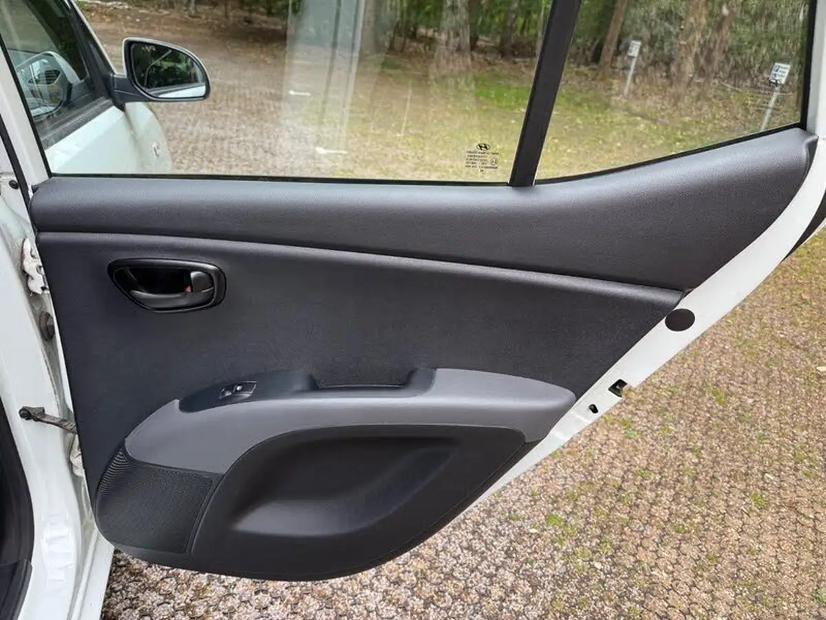 2012-hyundai-i10-12-active-big-43