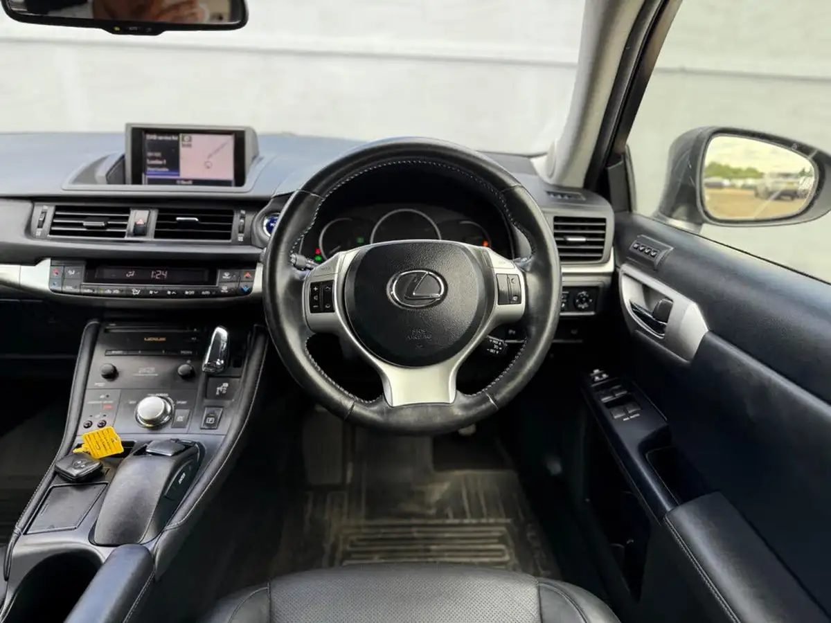 2013-lexus-ct-200h-18-premier-big-51