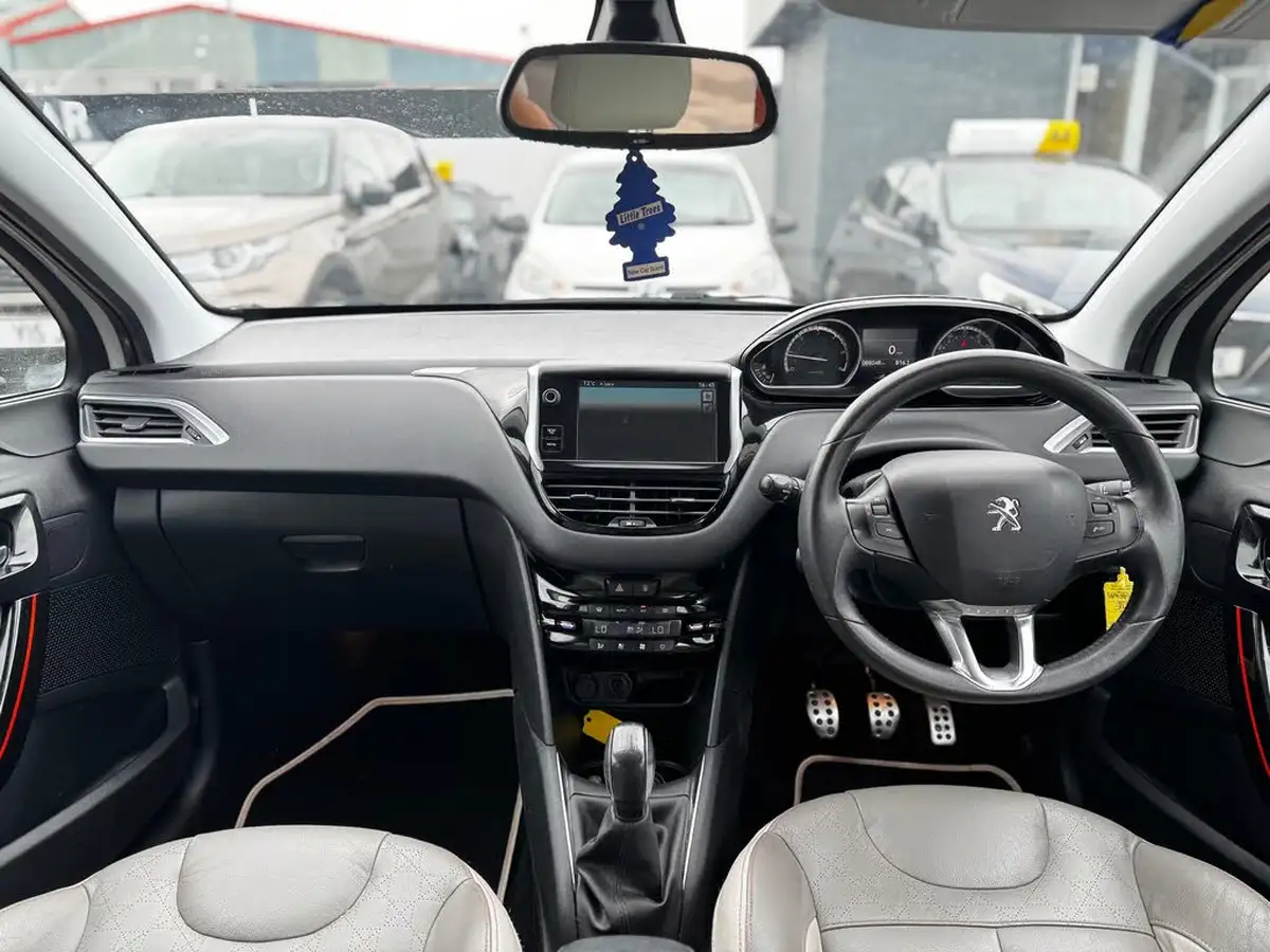 2014-peugeot-208-16e-hdi-roland-garros-big-9