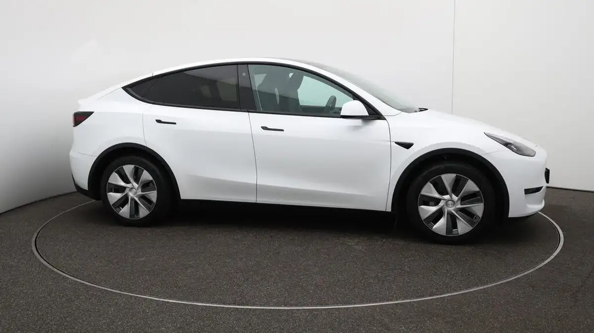 2023-tesla-model-y-e-rwd-big-47