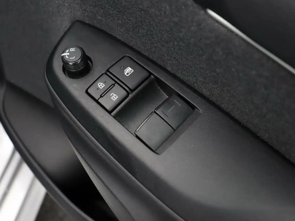 2021-toyota-yaris-15-vvt-i-icon-114bhp-hybrid-1490cc-e-cvt-big-22