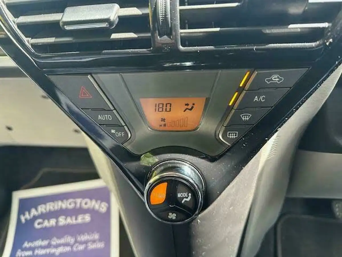 2013-toyota-iq-133-3-multidrive-big-16
