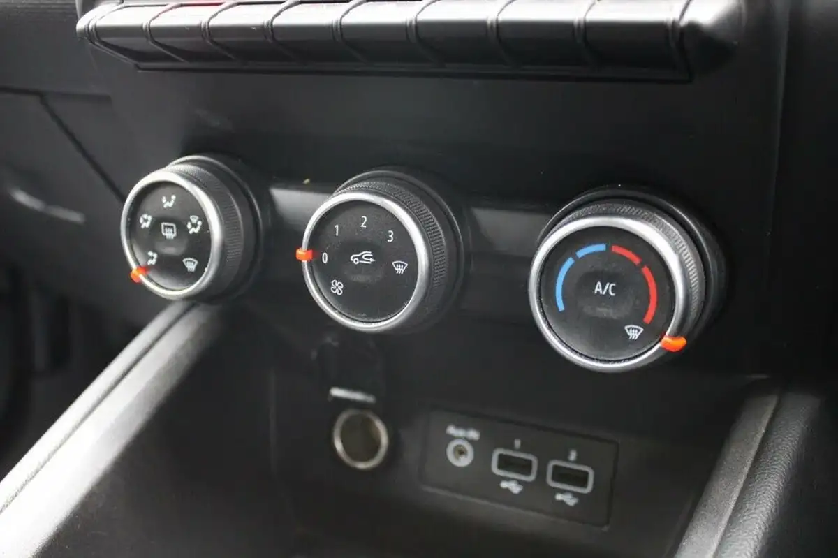 2020-renault-clio-10-sce-iconic-75bhp-big-23