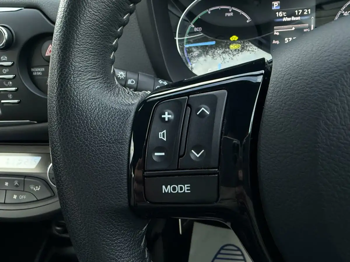 2018-toyota-yaris-15-vvt-i-icon-tech-98bhp-hybrid-1497cc-e-cvt-big-49