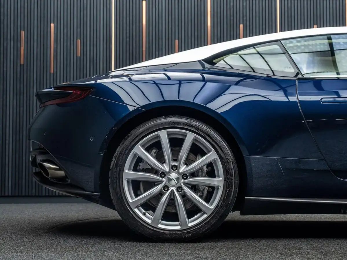 2019-aston-martin-db11-40-v8-big-20